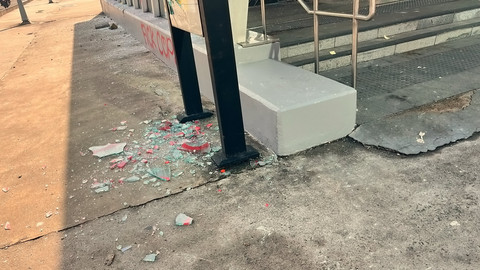 Suasana Stasiun MRT Istora Mandiri yang rusak dan tak bisa beroperasi imbas demo, Sabtu (30/8/2025).  Foto: Nasywa Athifah/kumparan