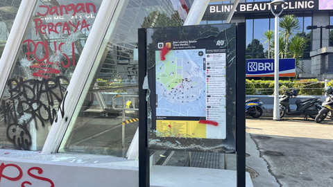 Suasana Stasiun MRT Istora Mandiri yang rusak dan tak bisa beroperasi imbas demo, Sabtu (30/8/2025). Foto: Nasywa Athifah/kumparan