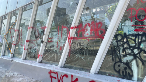 Suasana Stasiun MRT Istora Mandiri yang rusak dan tak bisa beroperasi imbas demo, Sabtu (30/8/2025). Foto: Nasywa Athifah/kumparan