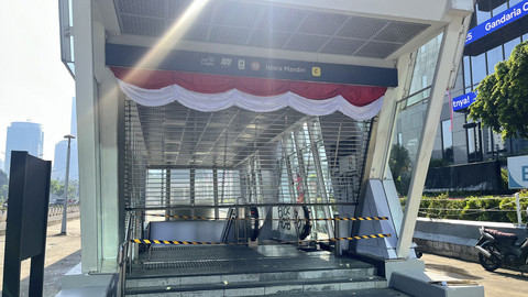 Suasana Stasiun MRT Istora Mandiri yang rusak dan tak bisa beroperasi imbas demo, Sabtu (30/8/2025). Foto: Nasywa Athifah/kumparan