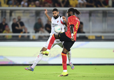 Pemain AC Milan Ruben Loftus Cheek berebut bola dengan pemain Lecce Kialonda Gaspar pada pertandingan Serie A di Stadio Via del mare, Lecce, Italia, Jumat (29/8/2025). Foto: Daniele Mascolo/Reuters