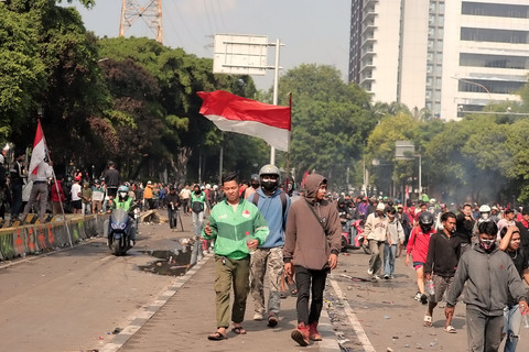 Massa berkumpul di Mako Brimob Polda Metro Jaya, Kwitang, Jakarta, Sabtu (30/8/2025). Foto: Iqbal Firdaus/kumparan