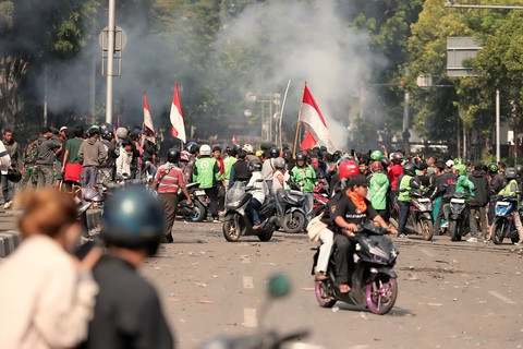 Massa berkumpul di Mako Brimob Polda Metro Jaya, Kwitang, Jakarta, Sabtu (30/8/2025). Foto: Iqbal Firdaus/kumparan