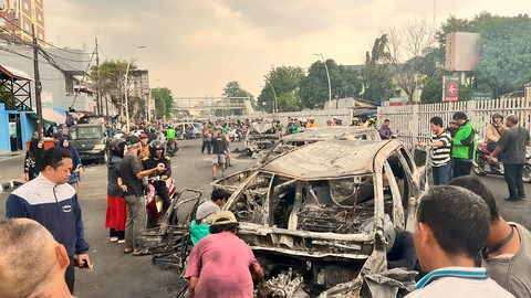 Bangkai mobil-mobil yang hangus terbakar saat demo di Jalan Matraman Raya, Jatinegara, Jakarta Timur, Sabtu (30/8/2025). Foto: Nasywa Athifah/kumparan