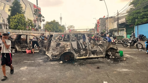 Bangkai mobil-mobil yang hangus terbakar saat demo di Jalan Matraman Raya, Jatinegara, Jakarta Timur, Sabtu (30/8/2025). Foto: Nasywa Athifah/kumparan