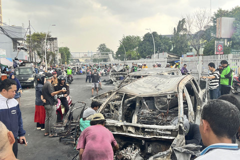 Bangkai mobil-mobil yang hangus dibakar saat demo di depan Polres Jakarta Timur, Jatinegara, Jakarta Timur, Sabtu (30/8/2025). Foto: Nasywa Athifah/kumparan