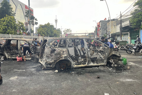 Bangkai mobil-mobil yang hangus dibakar saat demo di depan Polres Jakarta Timur, Jatinegara, Jakarta Timur, Sabtu (30/8/2025). Foto: Nasywa Athifah/kumparan