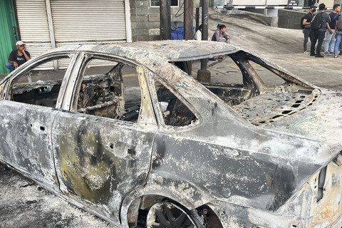 Bangkai mobil-mobil yang hangus dibakar saat demo di depan Polres Jakarta Timur, Jatinegara, Jakarta Timur, Sabtu (30/8/2025). Foto: Nasywa Athifah/kumparan