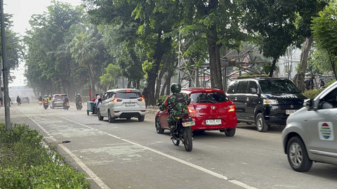 Suasana lalu lintas yang kembali dib... </div>
<div class=