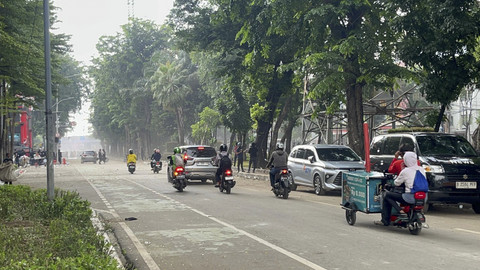 Suasana lalu lintas yang kembali dibuka usai aksi di depan Mako Brimob Polda Metro Jaya, Kwitang, Jakarta, Sabtu (30/8/2025). Foto: Rayyan Farhansyah/kumparan