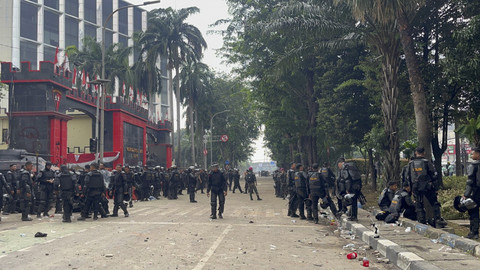 Sejumlah petugas Brimob mulai membuka barikade pada aksi di depan Mako Brimob Polda Metro Jaya, Kwitang, Jakarta, Sabtu (30/8/2025). Foto: Rayyan Farhansyah/kumparan