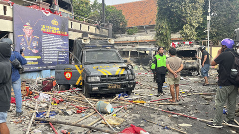Suasana Polres Metro Jaktim yang hangus terbakar imbas demo, Sabtu (30/8/2025). Foto: Nasywa Athifah/kumparan