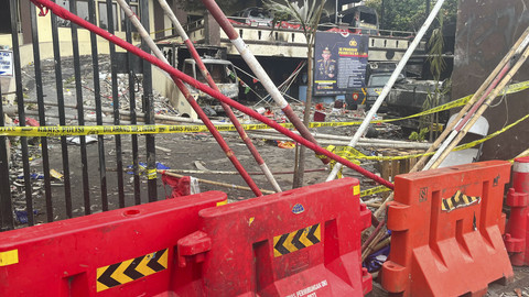 Suasana Polres Metro Jaktim yang hangus terbakar imbas demo, Sabtu (30/8/2025).  Foto: Nasywa Athifah/kumparan