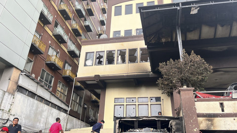 Suasana Polres Metro Jaktim yang hangus terbakar imbas demo, Sabtu (30/8/2025).  Foto: Nasywa Athifah/kumparan