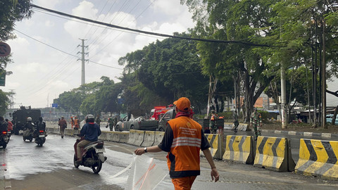 Petugas PPSU dan Anggota TNI membersihkan Jalan sisa aksi di Mako Brimob Polda Metro Jaya, Kwitang, Jakarta, Sabtu (30/8/2025). Foto: Rayyan Farhansyah/kumparan