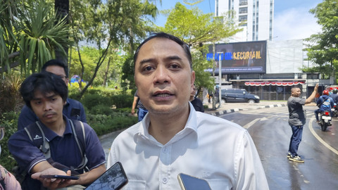 Wali Kota Surabaya, Eri Cahyadi di Jalan Pemuda Surabaya, Sabtu (30/8/2025).  Foto: Farusma Okta Verdian/kumparan