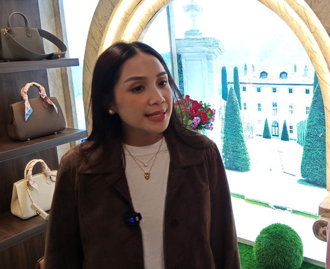 Artis Nagita Slavina turut hadir di Basha Market Surabaya.