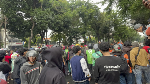 Sejumlah petugas TNI menahan massa aksi yang kembali di depan Mako Brimob Polda Metro Jaya, Kwitang, Jakarta, Sabtu (30/8/2025). Foto: Rayyan Farhansyah/kumparan