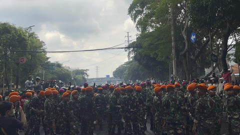 Sejumlah petugas TNI menahan massa aksi yang kembali di depan Mako Brimob Polda Metro Jaya, Kwitang, Jakarta, Sabtu (30/8/2025). Foto: Rayyan Farhansyah/kumparan
