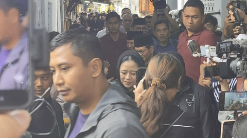 Ketua DPR RI Puan Maharani melakukan takziah ke rumah ojol yang tewas dilindas rantis Brimob, Affan Kurniawan di kawasan Menteng Dalem, Jakarta, Sabtu (30/8/2025). Foto: Jonathan Devin/kumparan