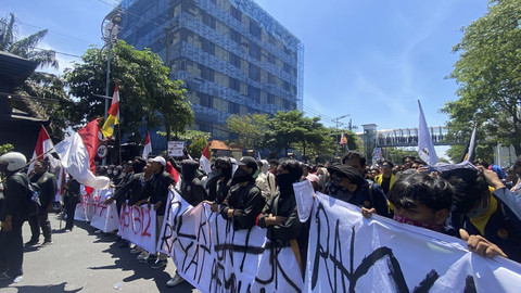Sejumlah mahasiswa menggelar aksi di depan Mapolda Jawa Timur, Surabaya, Sabtu (30/8/2025). Foto: Farusma Okta Verdian/kumparan