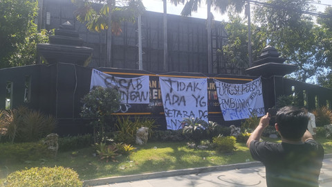 Sejumlah mahasiswa menggelar aksi di depan Mapolda Jawa Timur, Surabaya, Sabtu (30/8/2025). Foto: Farusma Okta Verdian/kumparan