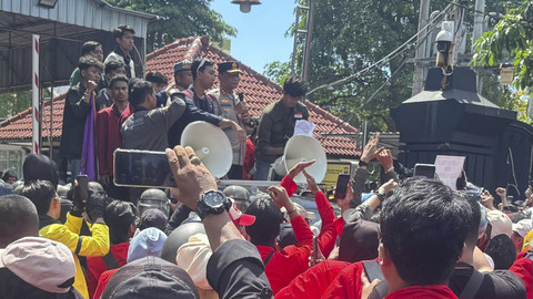 Sejumlah mahasiswa menggelar aksi di depan Mapolda Jawa Timur, Surabaya, Sabtu (30/8/2025). Foto: Farusma Okta Verdian/kumparan