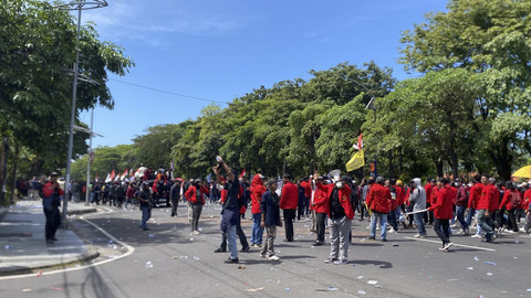 Sejumlah mahasiswa menggelar aksi di depan Mapolda Jawa Timur, Surabaya, Sabtu (30/8/2025). Foto: Farusma Okta Verdian/kumparan