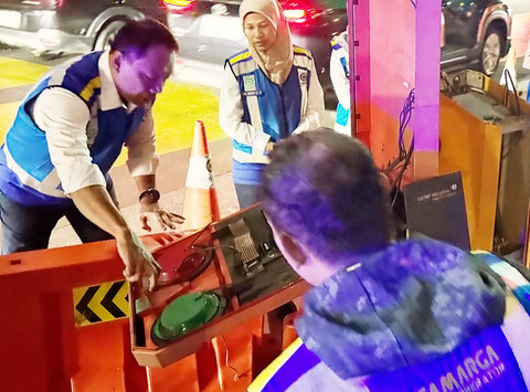 Jasa Marga perbaiki gerbang di ruas Tol Cawang-Tomang-Pluit. Foto: Dok. Jasa Marga