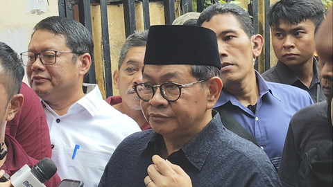Gubernur Jakarta Pramono Anung usai bertakziah ke rumah Affan Kurniawan di kawasan Menteng, Jakarta Pusat, Sabtu (30/8/2025). Foto: Jonathan Devin/kumparan