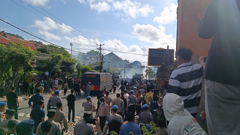 Polisi pukul mundur ojol yang berdemo di Polda Bali, Sabtu (30/8/2025). Foto: Denita br Matondang/kumparan