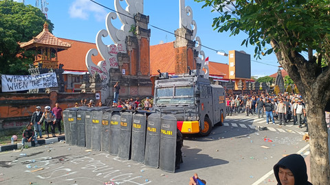 Polisi pukul mundur ojol yang berdemo di Polda Bali, Sabtu (30/8/2025). Foto: Denita br Matondang/kumparan
