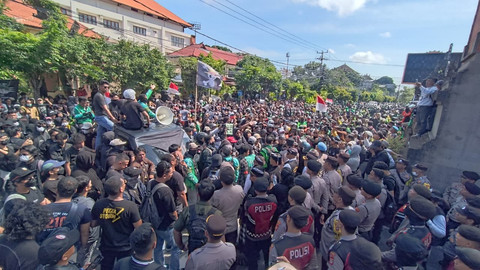 Polisi pukul mundur ojol yang berdemo di Polda Bali, Sabtu (30/8/2025). Foto: Denita br Matondang/kumparan