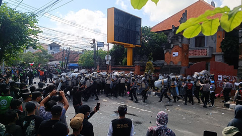 Polisi pukul mundur ojol yang berdemo di Polda Bali, Sabtu (30/8/2025). Foto: Denita br Matondang/kumparan