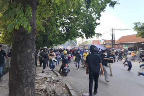 Massa di pukul mundur pakai gas air mata dari depan Mapolresta Cirebon, Jawa Barat, Sabtu (30/8/2025). Foto: kumparan