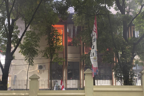 Kepulan asap terlihat di Gedung DPRD Kabupaten Cirebon, Jawa Barat, Sabtu (30/8/2025). Foto: kumparan