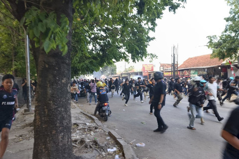 Massa di pukul mundur pakai gas air mata dari depan Mapolresta Cirebon, Jawa Barat, Sabtu (30/8/2025). Foto: kumparan