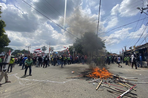 Suasana saat aksi di depan Polresta Cirebon, Jawa Barat, Sabtu (30/8/2025). Foto: kumparan