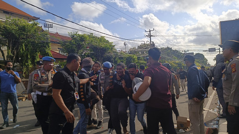 Massa diamankan saat demo di Polda Bali, Sabtu (30/8/2025). Foto: Denita BR Matondang/kumparan