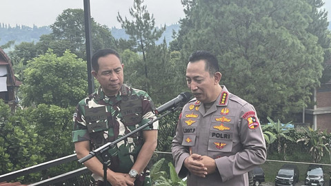 Panglima TNI bersama Kapolri saat jumpa pers di Restoran Kopi Koneng, Sentul, Jawa Barat, Sabtu (30/8/2025). Foto: kumparan