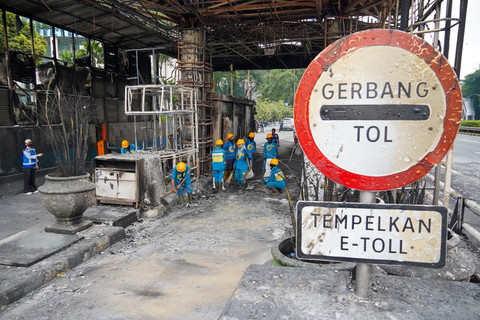 Kerusakan sejumlah Gerbang Tol (GT) pada Ruas Tol Cawang–Tomang–Pluit akibat aksi unjuk rasa yang terjadi sejak Jumat (29/8). Foto: dok. Jasa Marga
