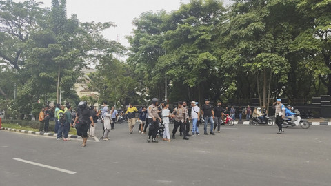 Polisi menangkapi sejumlah orang yang melempari gedung Polda Jawa Tengah, Sabtu (30/8/2025). Foto: Intan Alliva Khansa/kumparan