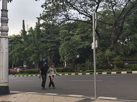 Polisi menangkapi sejumlah orang yang melempari gedung Polda Jawa Tengah, Sabtu (30/8/2025). Foto: Intan Alliva Khansa/kumparan