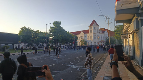 Massa aksi yang terlibat dalam kericuhan di depan Mapolrestabes Surabaya, Sabtu (30/8/2025). Foto: Farusma Okta Verdian/kumparan