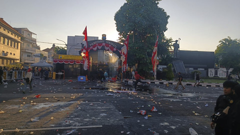 Massa aksi yang terlibat dalam kericuhan di depan Mapolrestabes Surabaya, Sabtu (30/8/2025). Foto: Farusma Okta Verdian/kumparan
