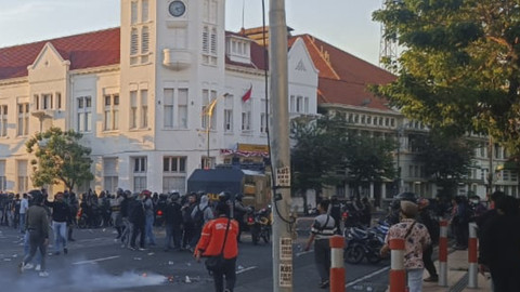 Mobil Polisi keluar dari Mapolrestabes Surabaya menuju ke Jalan Jembatan Merah, Sabtu (30/8/2025). Foto: Farusma Okta Verdian/kumparan