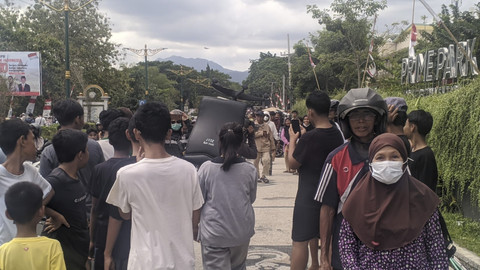 Sejumlah barang yang ada di dalam gedung DPRD NTB dijarah massa pada Sabtu (30/8/2025). Foto: Dok. Istimewa