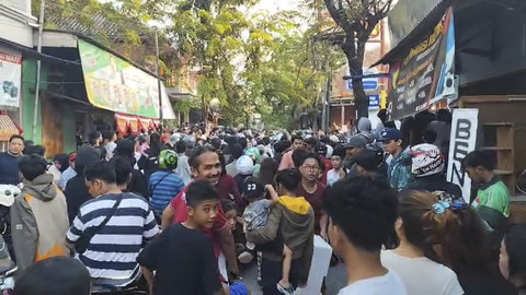 Suasana di kawasan Rumah Ahmad Sahroni saat didatangi warga di Kebon Bawang, Tanjung Priok, Jakarta Utara, Sabtu (30/8/2025). Foto: Jonathan Devin/kumparan