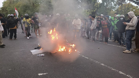 Suasana kericuh...                    </div>

                    <div class=