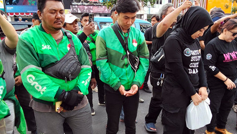 Sejumlah pengemudi ojol di Kota Manado, Sulawesi Utara, menggelar doa bersama untuk pengemudi ojol Affan Kurniawan yang meninggal dilindas kendaraan taktis Brimob.